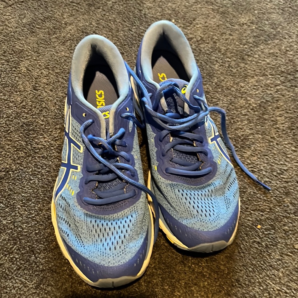 Asic tennis shoe